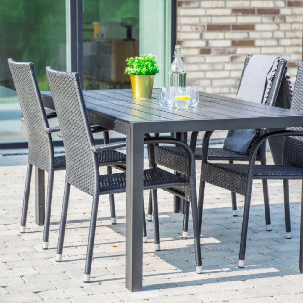 Jak vybrat nejlepší zahradní sestavu? Tipy pro pohodové léto 2025