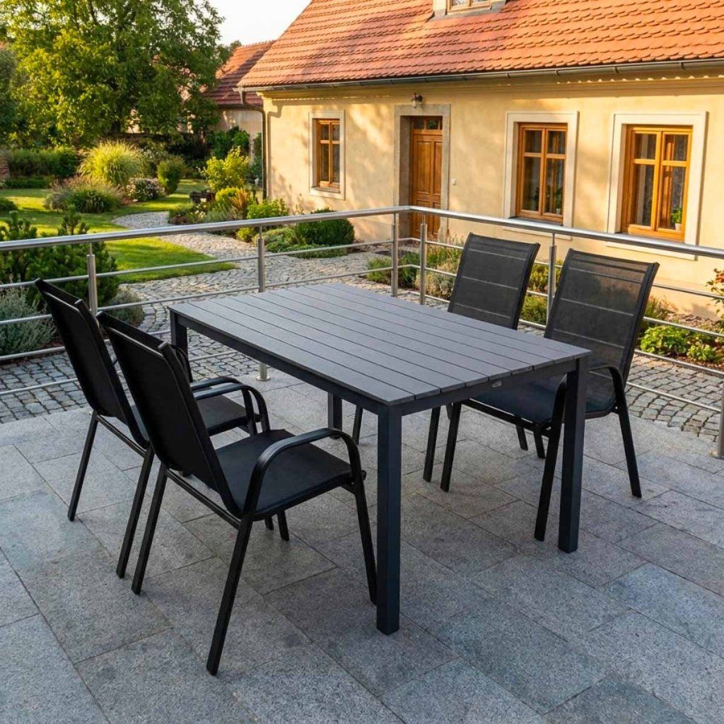 Jak vybrat venkovní židle a stoly pro restaurační zahrádky: odolné a stylové řešení pro každodenní provoz